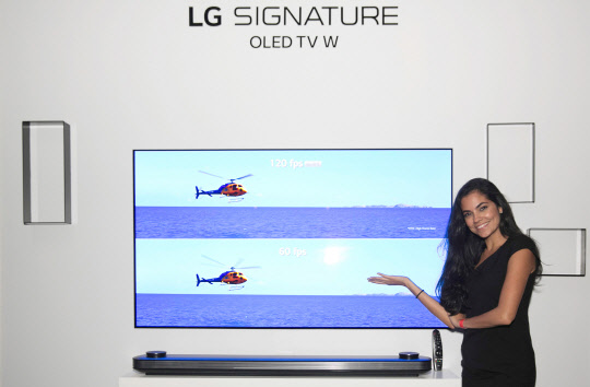 27일 LG전자는 브라질 상파울루에서 주요 거래처와 미디어 관계자들이 참석한 가운데 독자 인공지능 플랫폼을 적용한 'LG 올레드(OLED) TV AI 씽큐'등 2018년 LG TV 신제품 발표회를 열었다. LG전자 모델이 인공지능 올레드 TV를 소개하고 있다. <LG전자 제공>